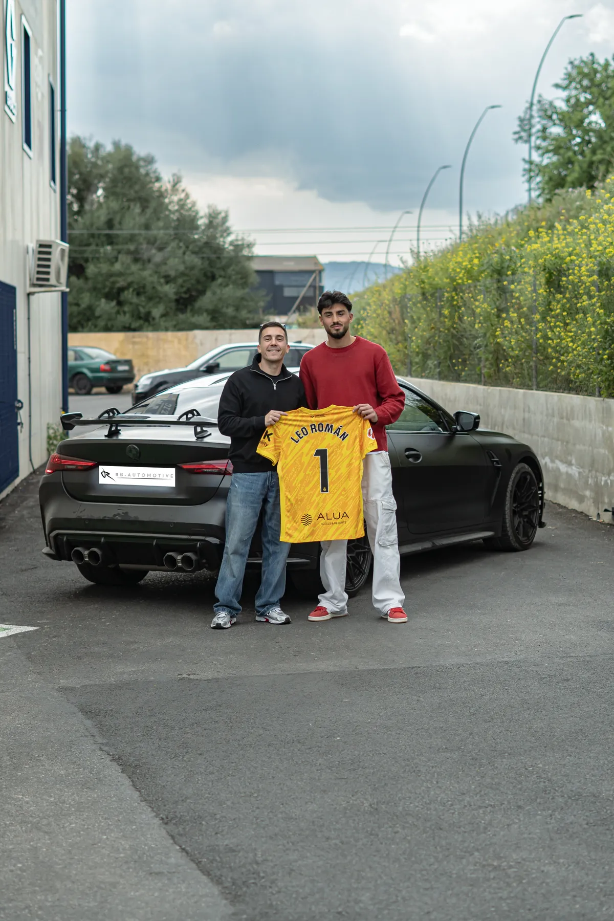 Entrega BMW M4 Competition negro a Leo Roman, portero del RCD Mallorca