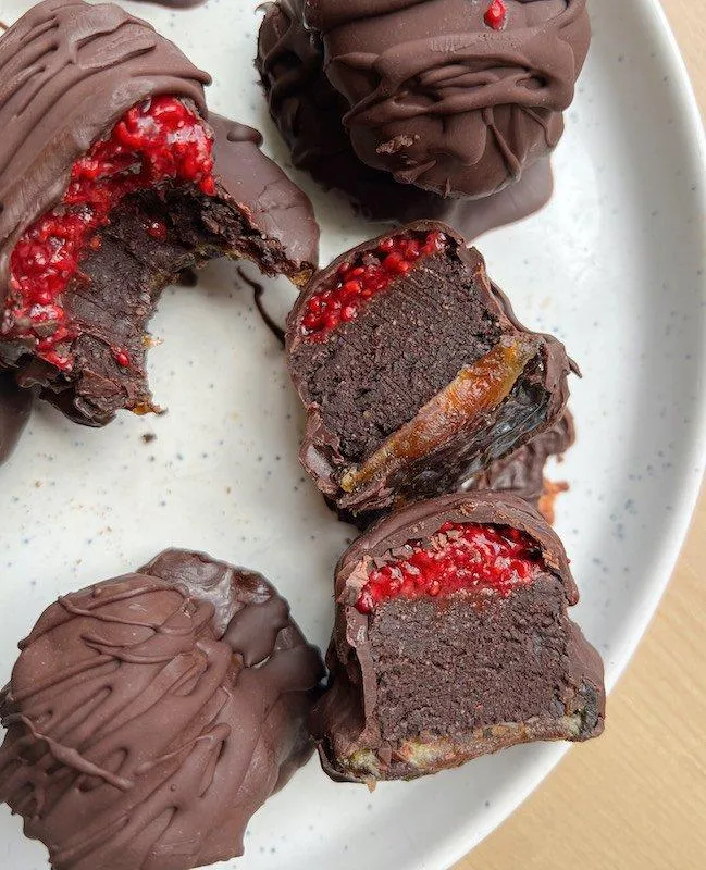 Bomboane cu zmeură, brownie și curmale, fără coacere