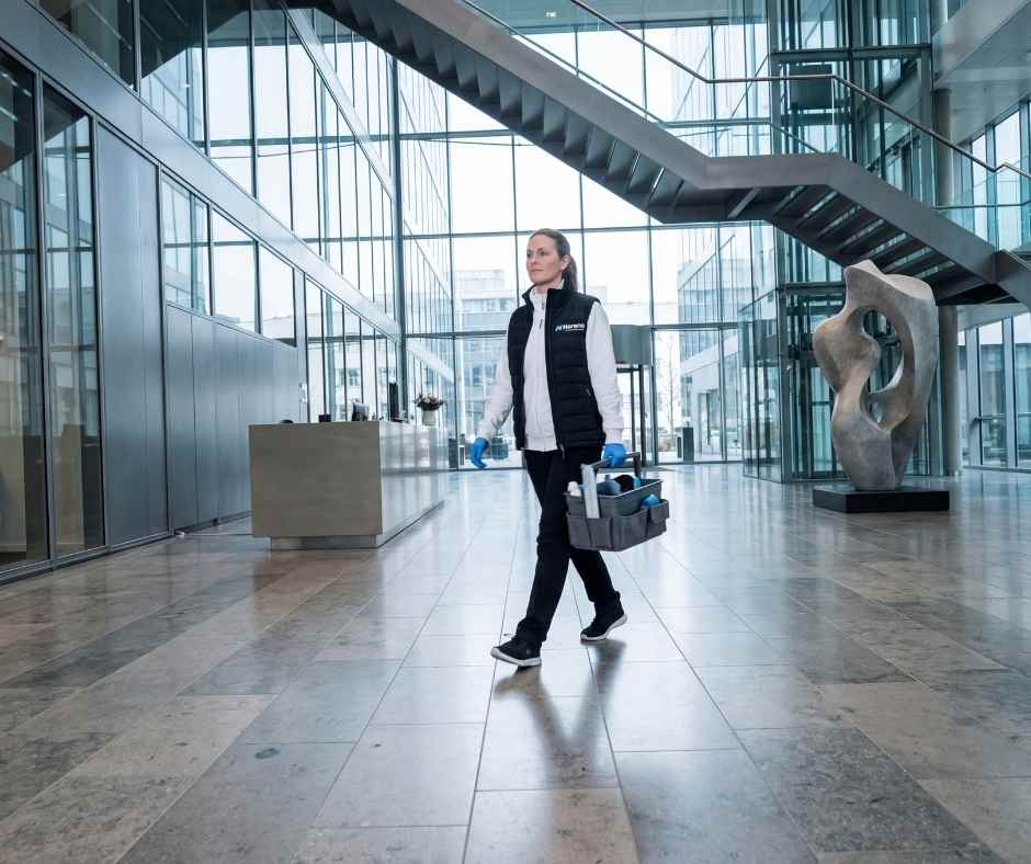 Norena team i arbejdstøj i et lyst københavnsk hjem