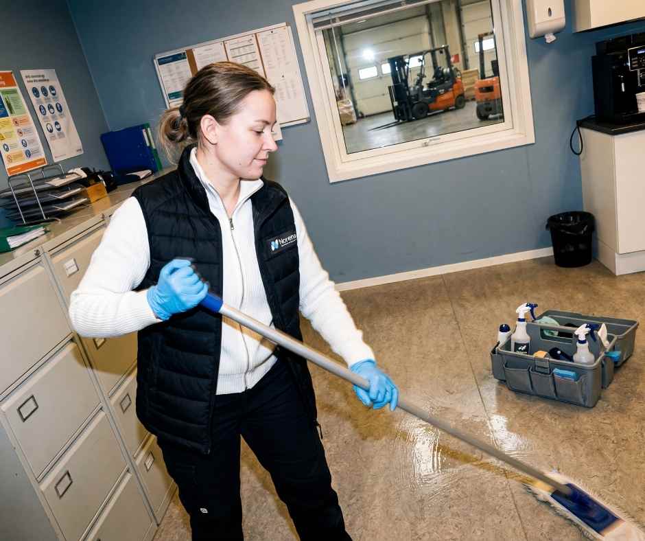 Roligt, nordisk interiør med rene linjer