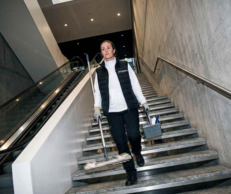 Norena team i arbejdstøj i et lyst københavnsk hjem