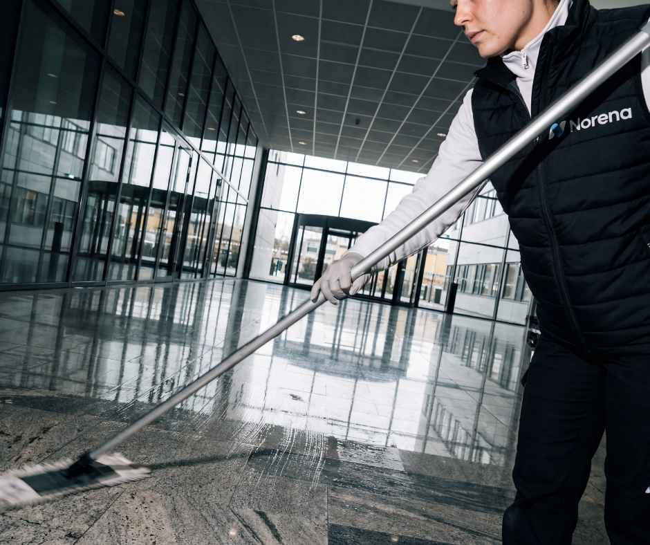 Roligt, nordisk interiør med rene linjer