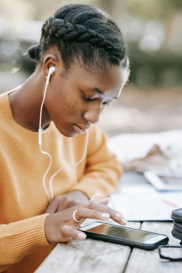 Immigrant woman learns to read with Reading Horizons on her phone