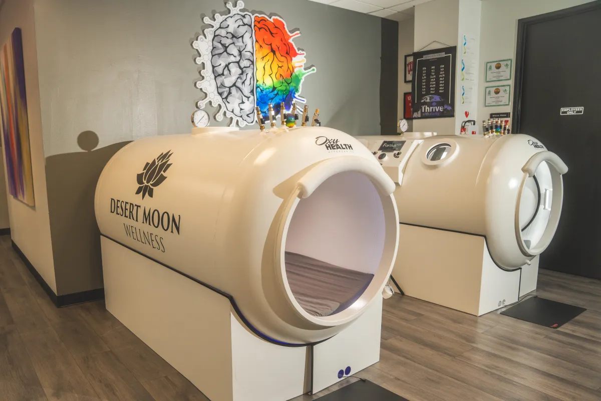 Hyperbaric oxygen therapy equipment delivering concentrated oxygen in a pressurized setting