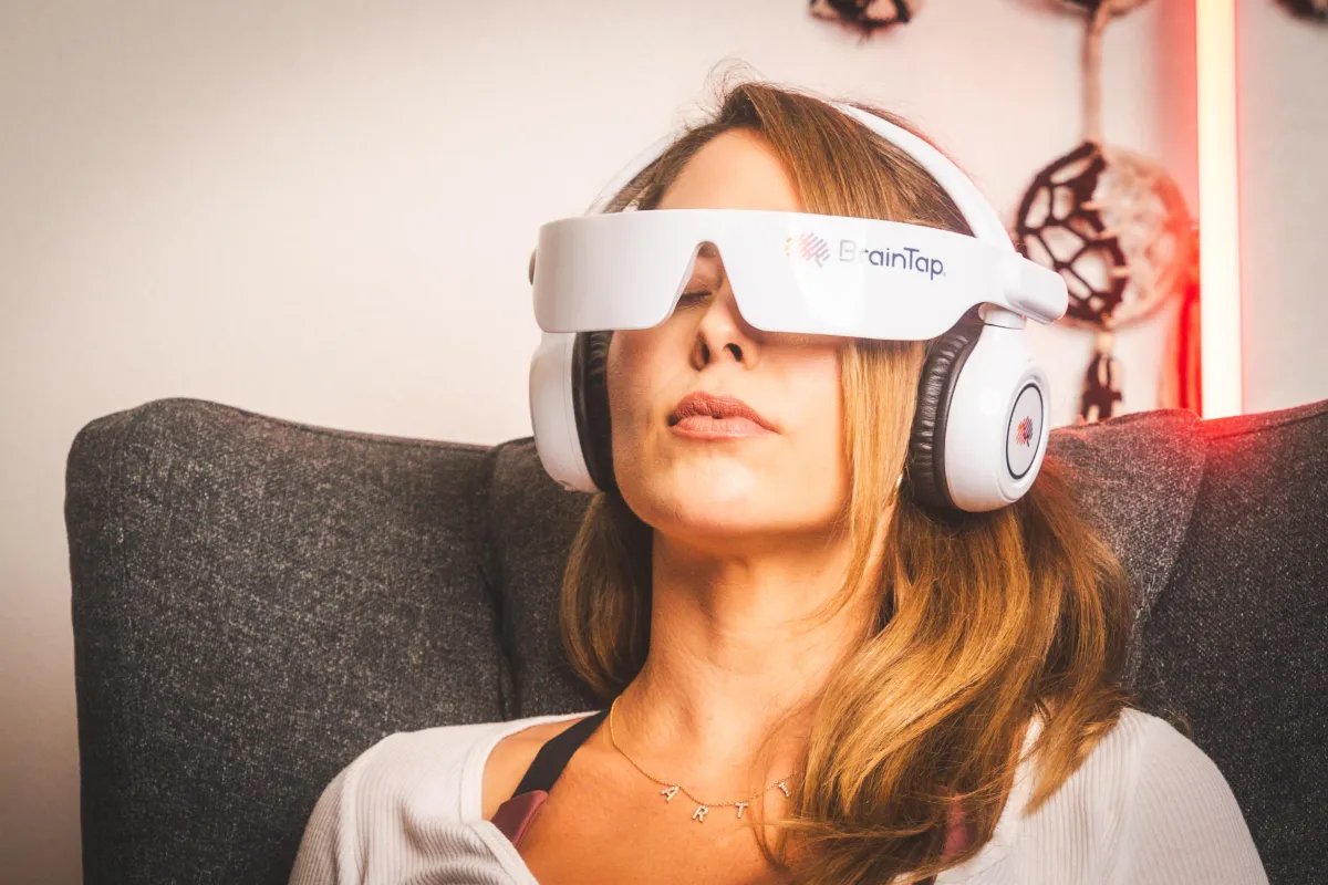 BrainTap headset used for neural entrainment therapy