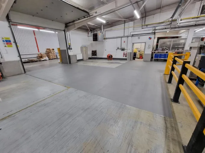 Industrial workshop with gray epoxy floor by Epoxy Flooring Service in Albury, NSW, designed for durable heavy-duty use.