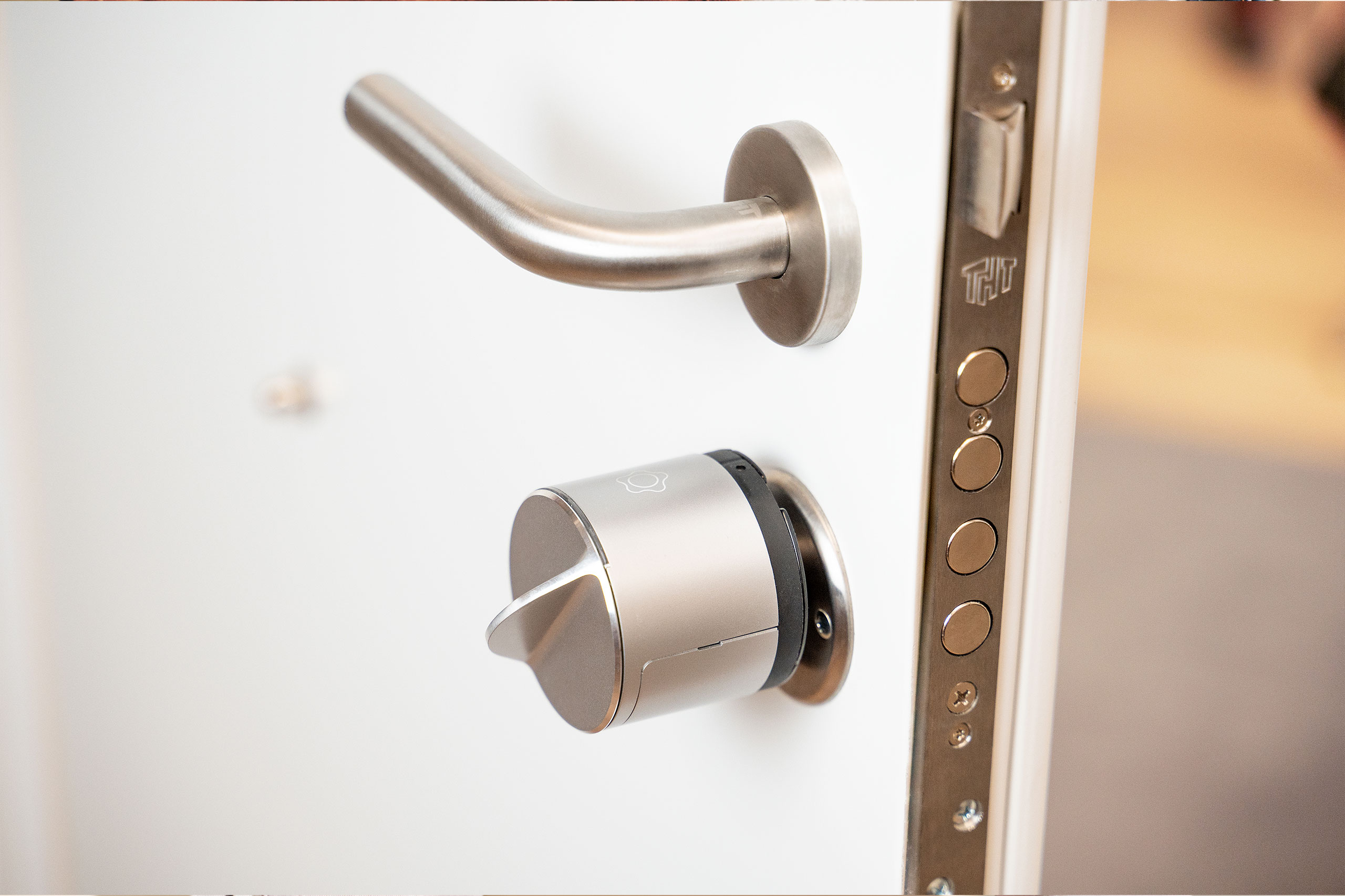 Reforzamos la seguridad de tu puerta Gracias a nuestra cerradura inteligente con cilindro de máxima seguridad, anti-bumping, anti-extracción y anti-ganzúa, protegemos el punto más vulnerable de tu hogar.