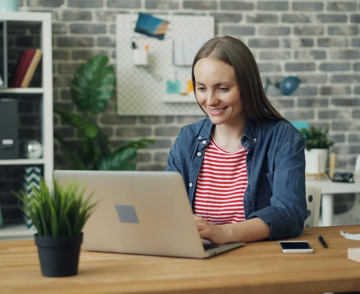 woman-working-on-laptop-outdoors-build-a-profitable-online-business-toflyfreely