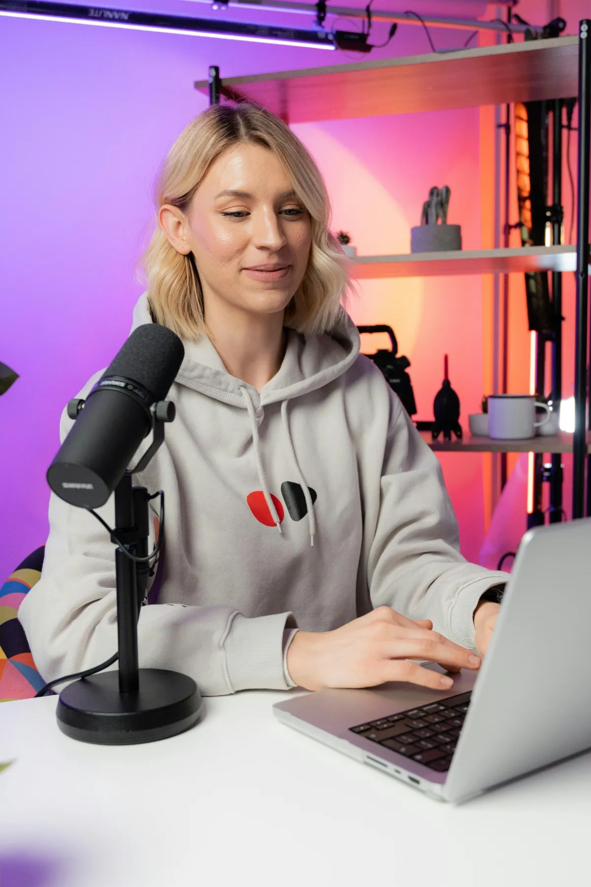 speaking-with-microphone-and-laptop-digital-business-course-toflyfreely