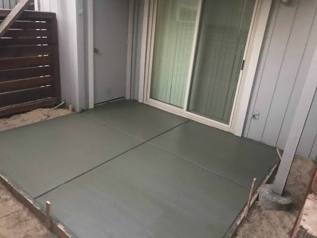Roseville Concrete builds and installs patio.