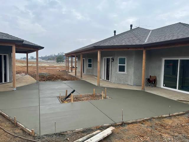 Roseville Concrete builds and installs walkways.