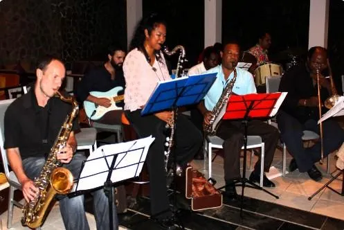 Jazz band playing music, symbolizing relaxation and mental healing, perfect for overcoming stress through hypnosis.