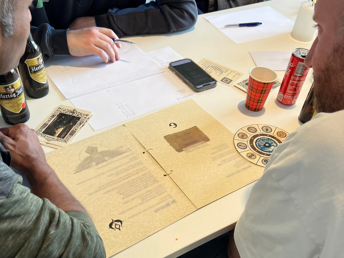 Collega's in diepe concentratie tijdens het teambuildingspel Het Obsidiaan Ei voor bedrijven