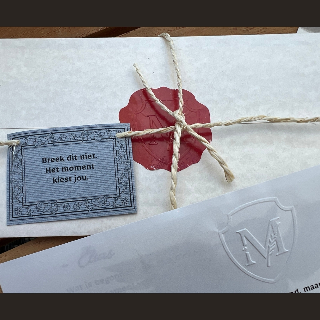 Geheimzinnige verzegelde enveloppen met authentieke preegstempel uit het teambuildingspel Het Obsidiaan Ei