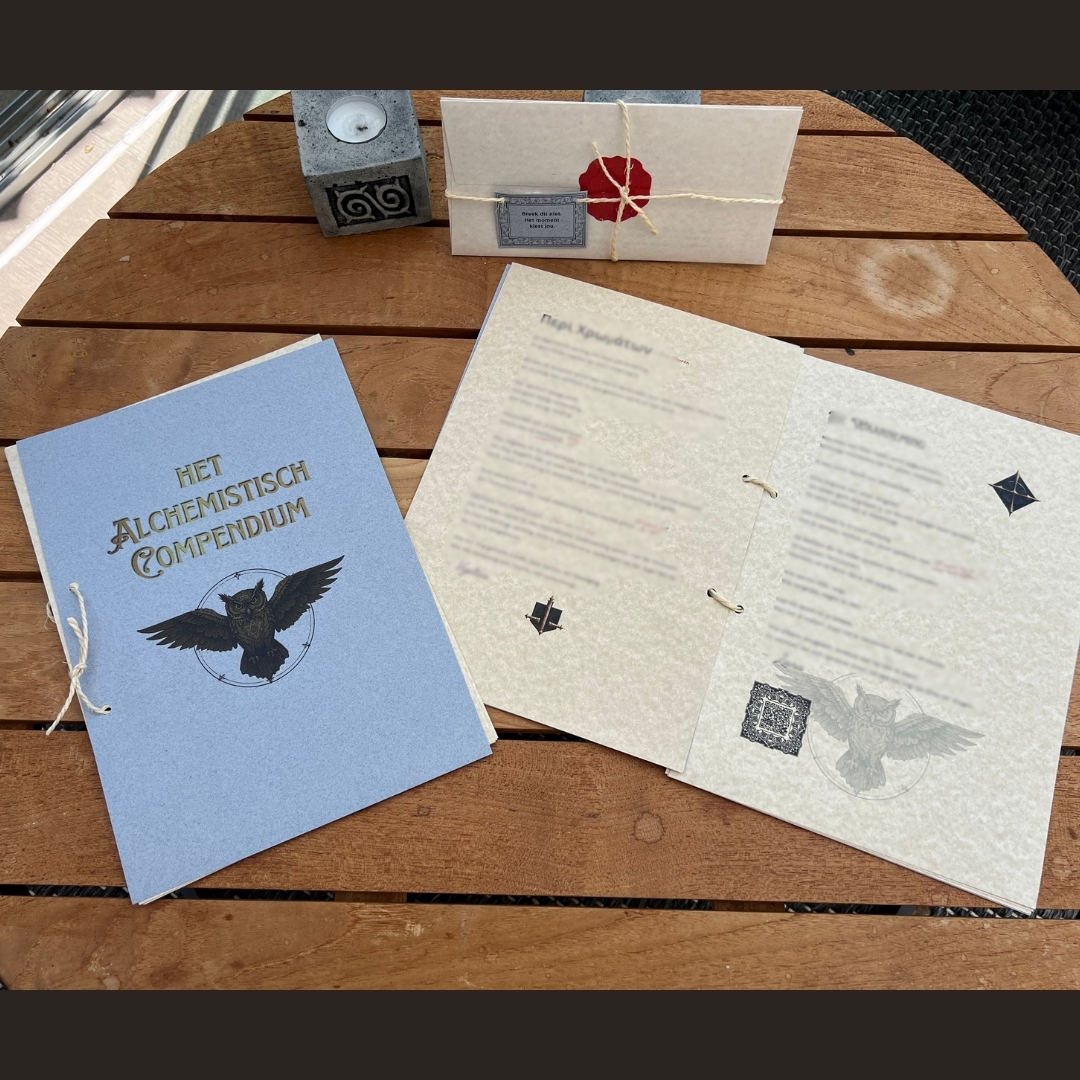 Het Alchemistisch Compendium van Elias met alchemistische illustraties en oude documenten