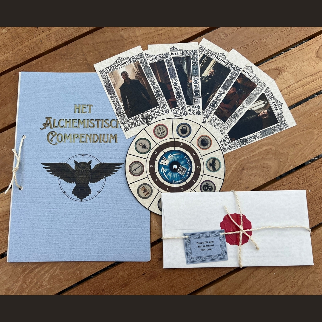 Complete inhoud van Het Obsidiaan Ei teambuildingset met het compendium, codewiel en verzegelde enveloppen