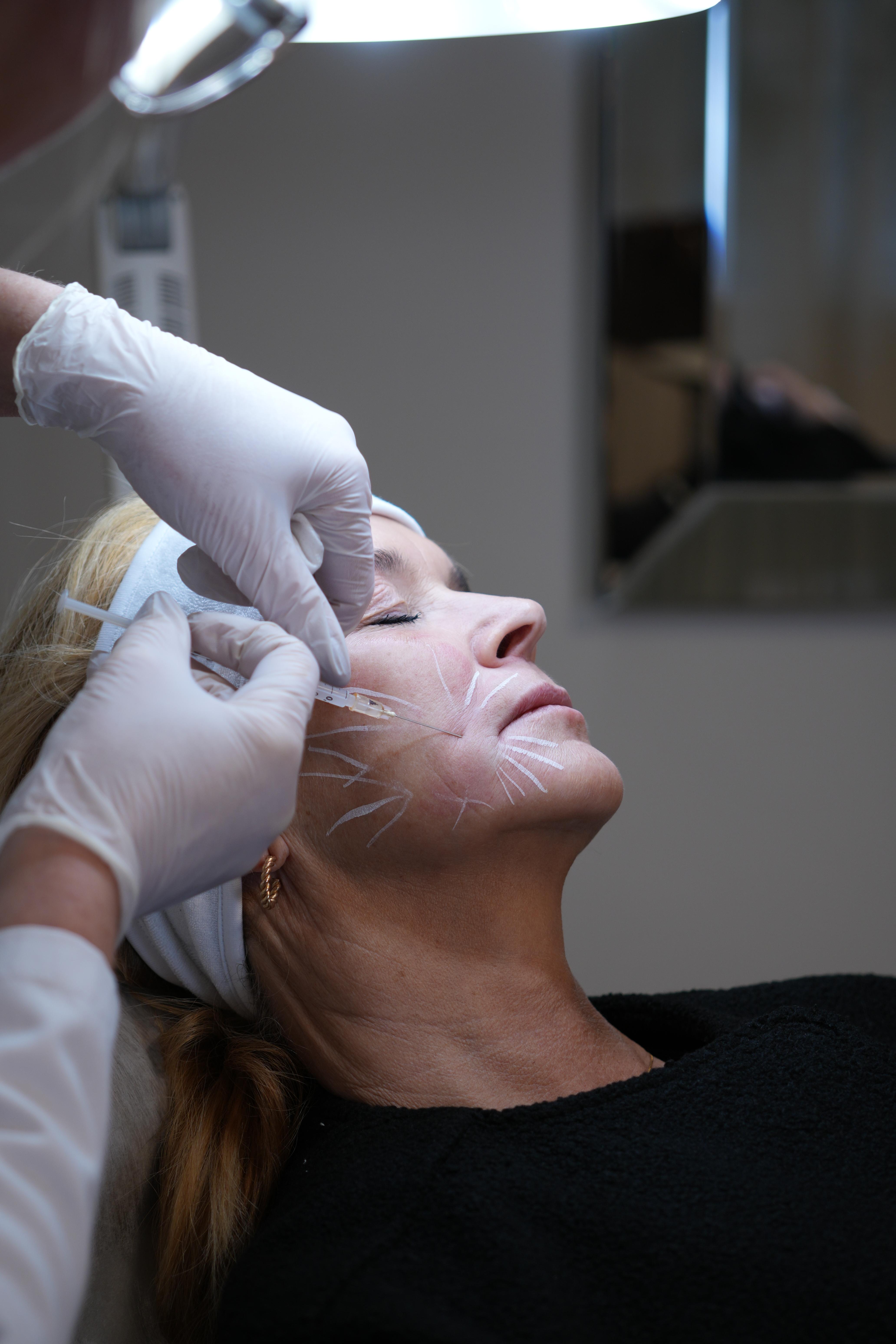 Legitimerad injektionsbehandlare som utför behandling