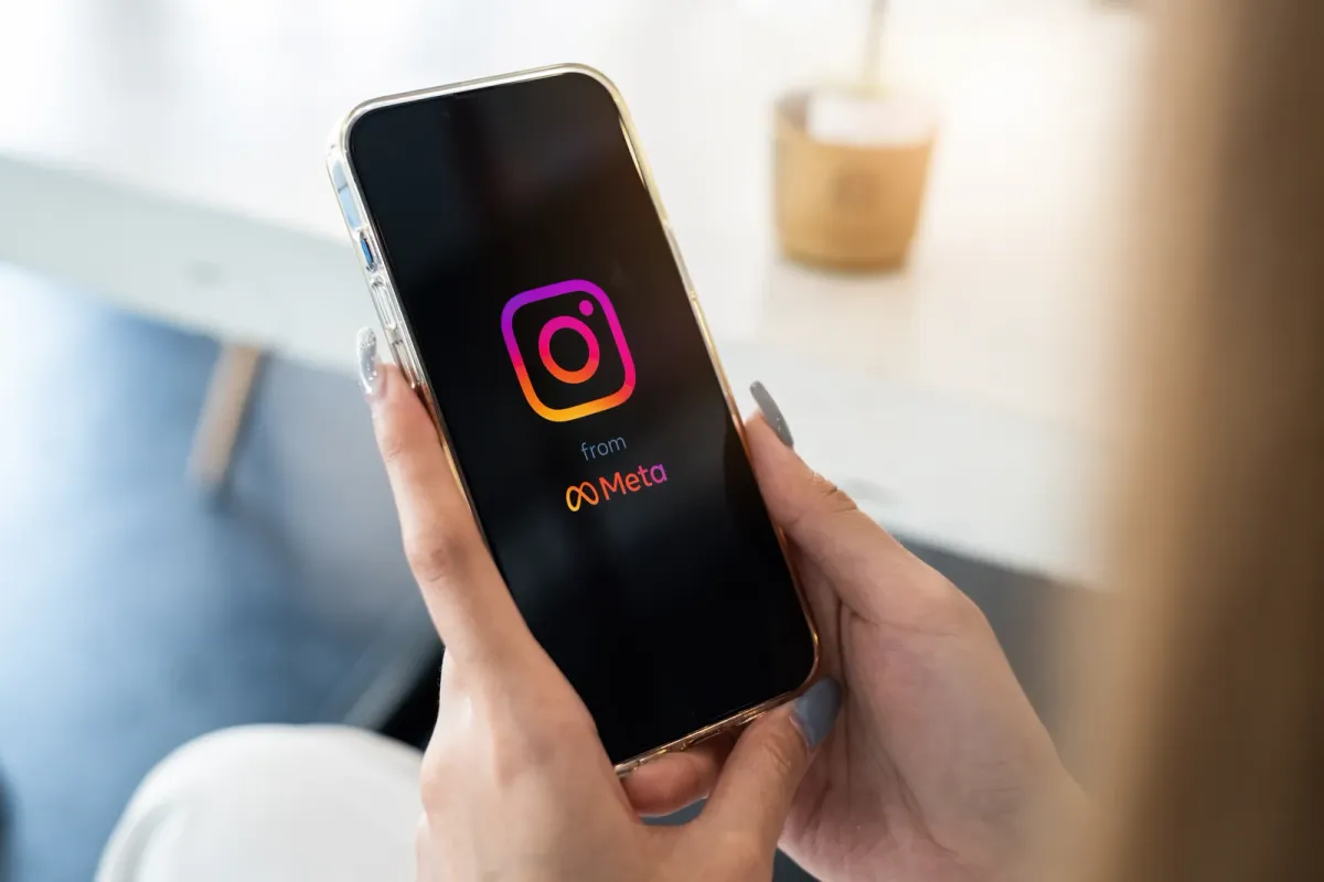 ¿Cómo etiqueto a personas en mi foto o video de Instagram?