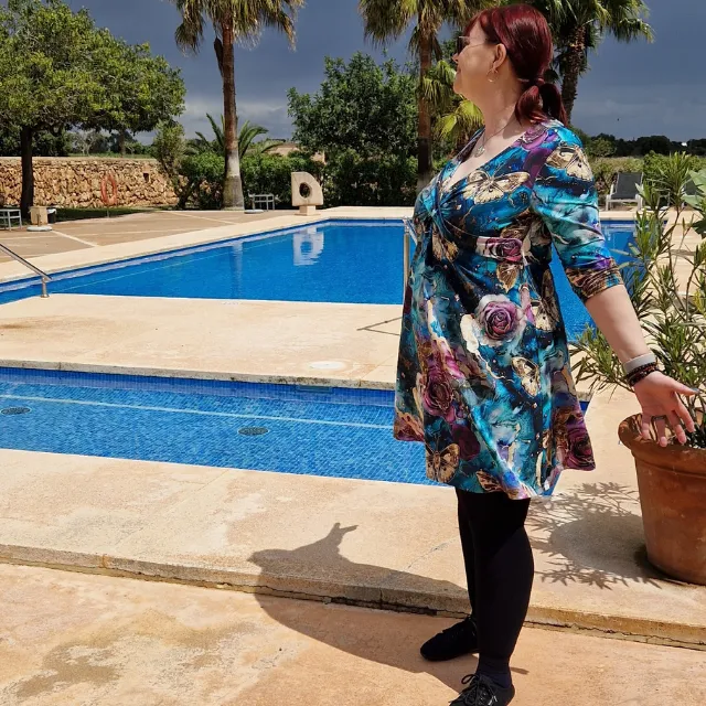 Marion Schumann am Pool im bunten Kleid über Kompression, über Selbstliebe im Alltag mit Lipödem