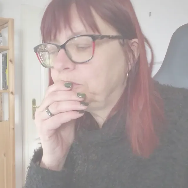 Life-Coach Marion Schumann denkt über eine Frage zur Transformation mit Lipödem nach.