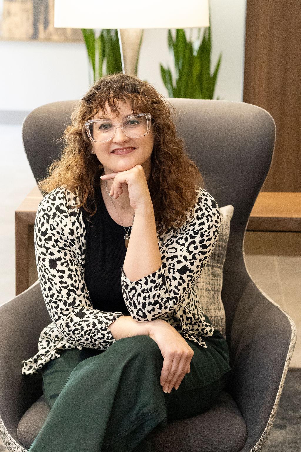 Alyssa Sharp leading a live mindset workshop for women