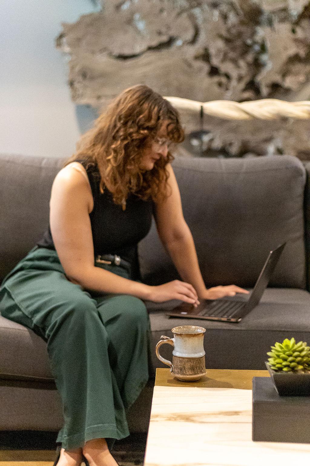 Alyssa Sharp, Future Self Coach helping women leave 9-5 burnout.”