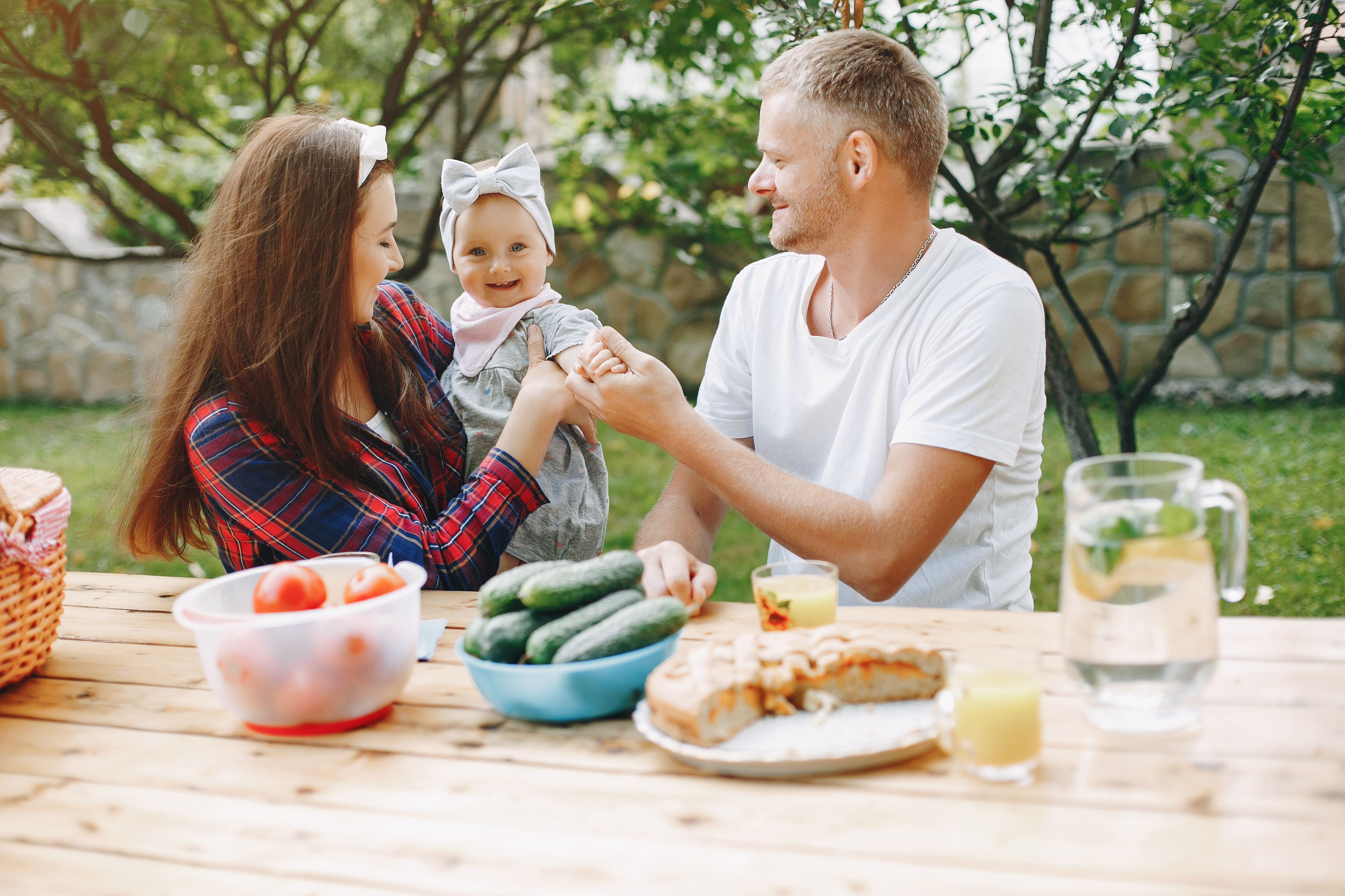 Familia manteniendo la rutina de comer en familia aunque sea en un espacio distinto