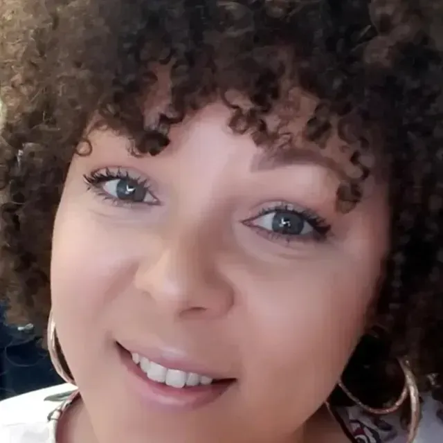 Danielle Pender Production Administrator Go-Fenetex motorized screen manufacturing