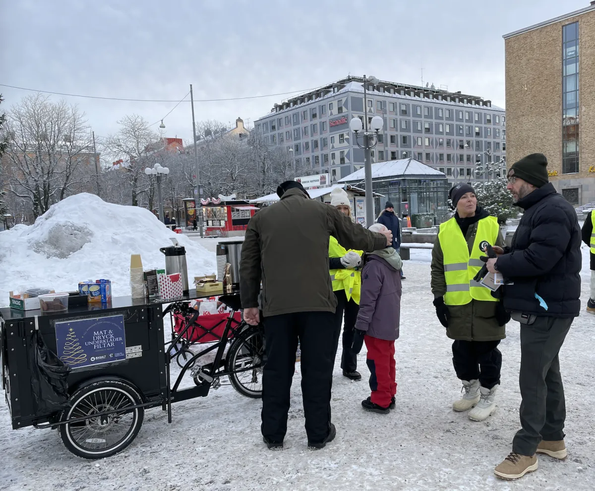 Basalts medarbetare delar ut mat och kläder till behövande