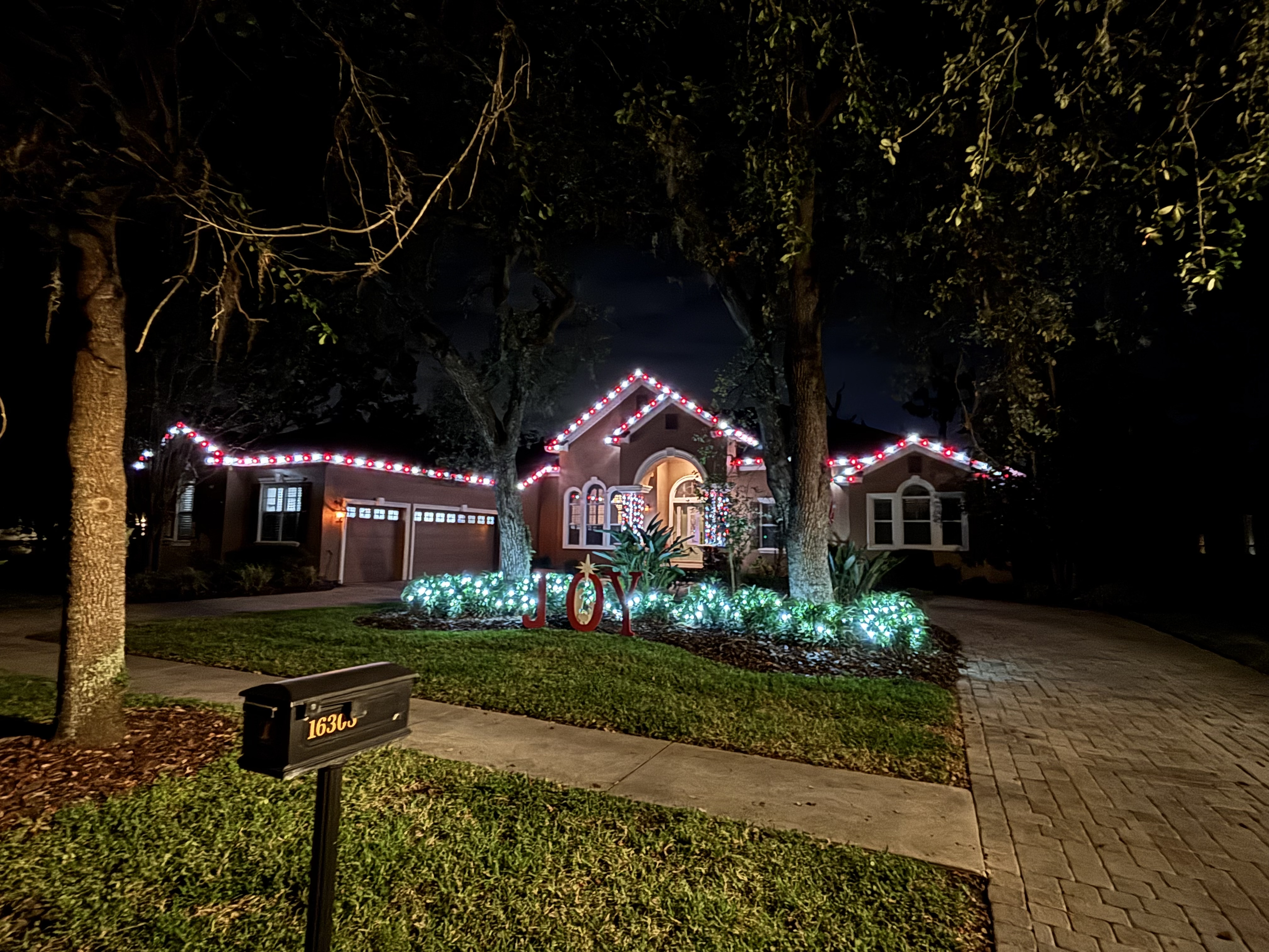 Large-scale residential Christmas lighting project 3