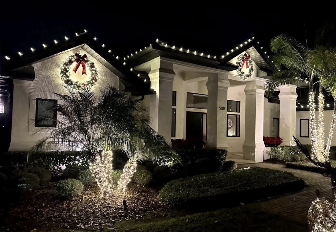 Large-scale residential Christmas lighting project 1