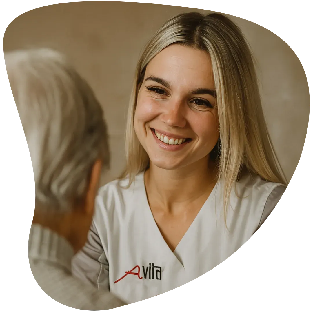 Pflegemitabeiter führt ein Beratungsgespräch durch