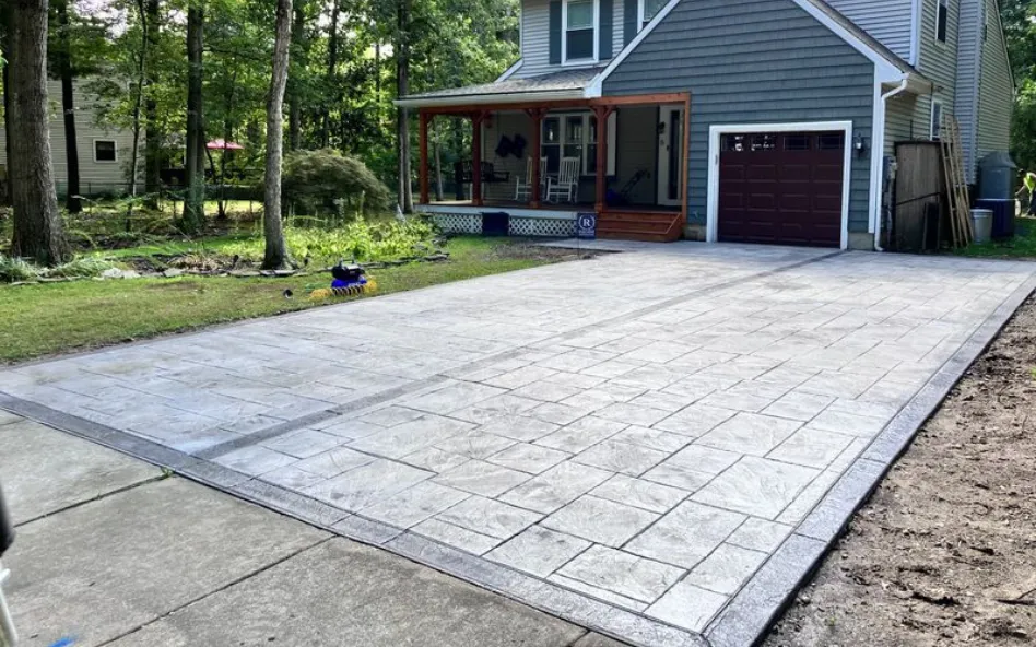 Ocala Concrete builds and installs driveways.