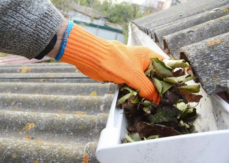 Nettoyage sécurisé des gouttières avec nacelle