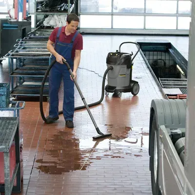 Nettoyage sécurisé des gouttières avec nacelle
