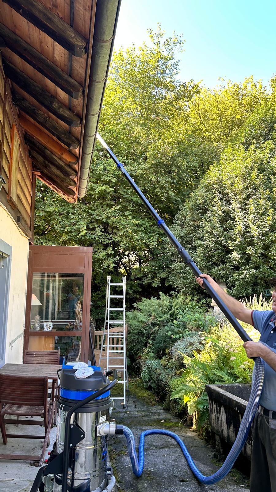 Nettoyage sécurisé des gouttières avec nacelle