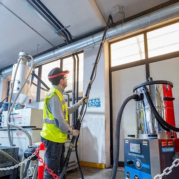 Technicien Ecosolutions en intervention sur toiture 