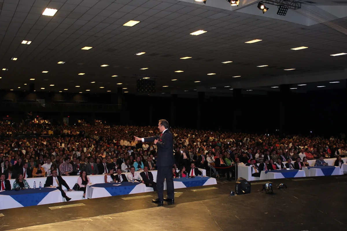 René Mantecón conferencista internacional frente a un auditorio
