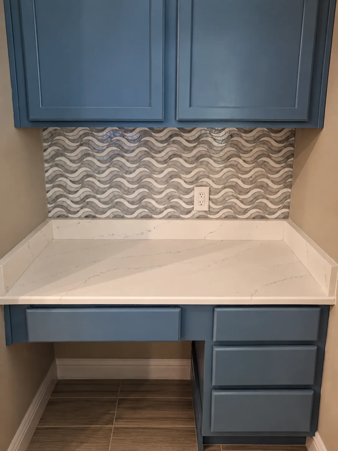 Kitchen backsplash with wavy tile