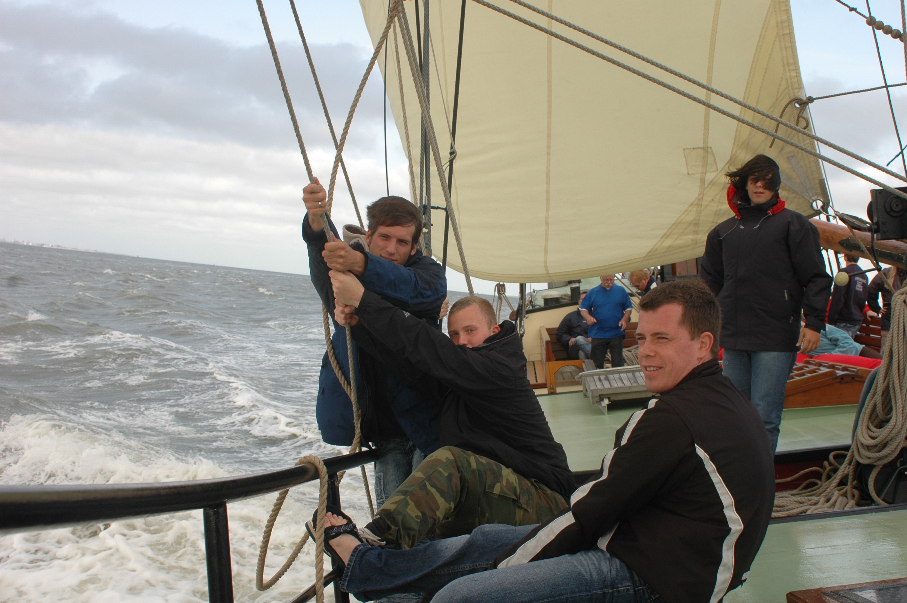 Deelnemers aan het leerlingprogramma zeilen op een zeilschip