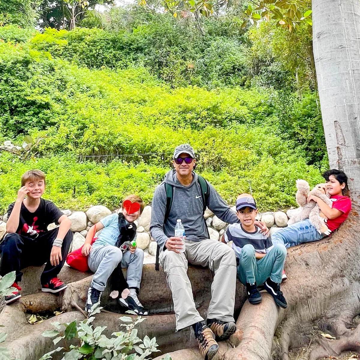Ellemercito students resting under a tree