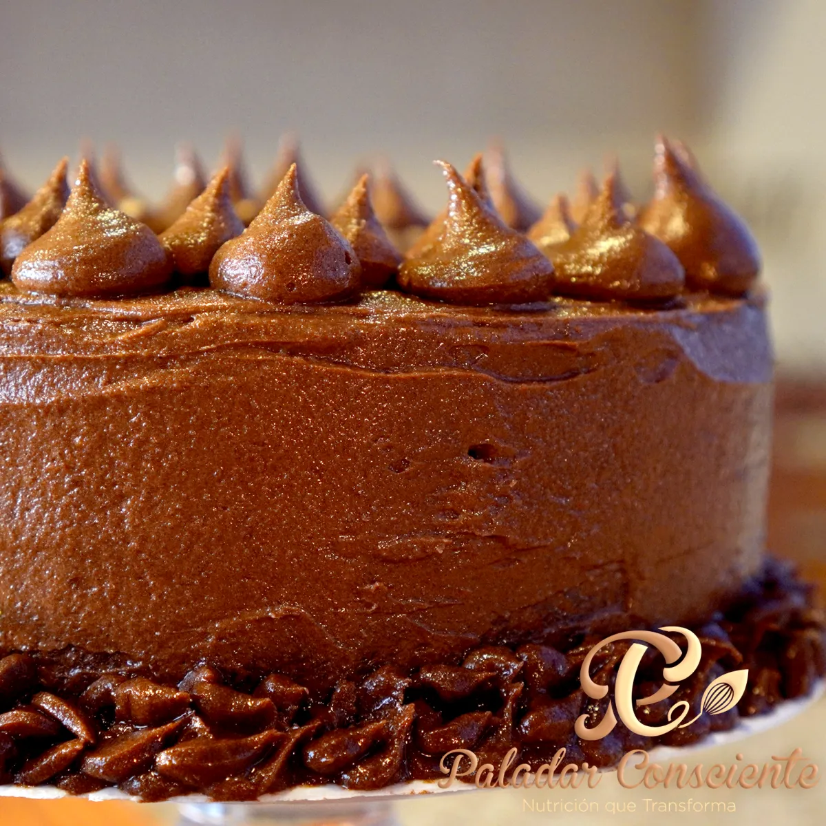 Mesa con variedad de postres saludables sin azúcar y sin gluten