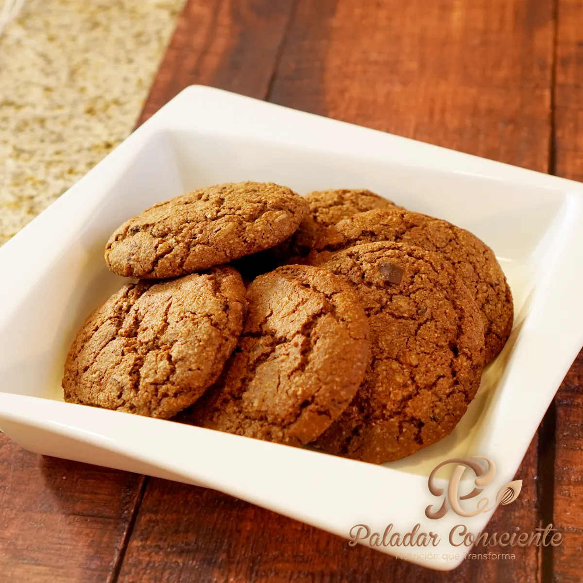 Alumna orgullosa mostrando pastel saludable terminado