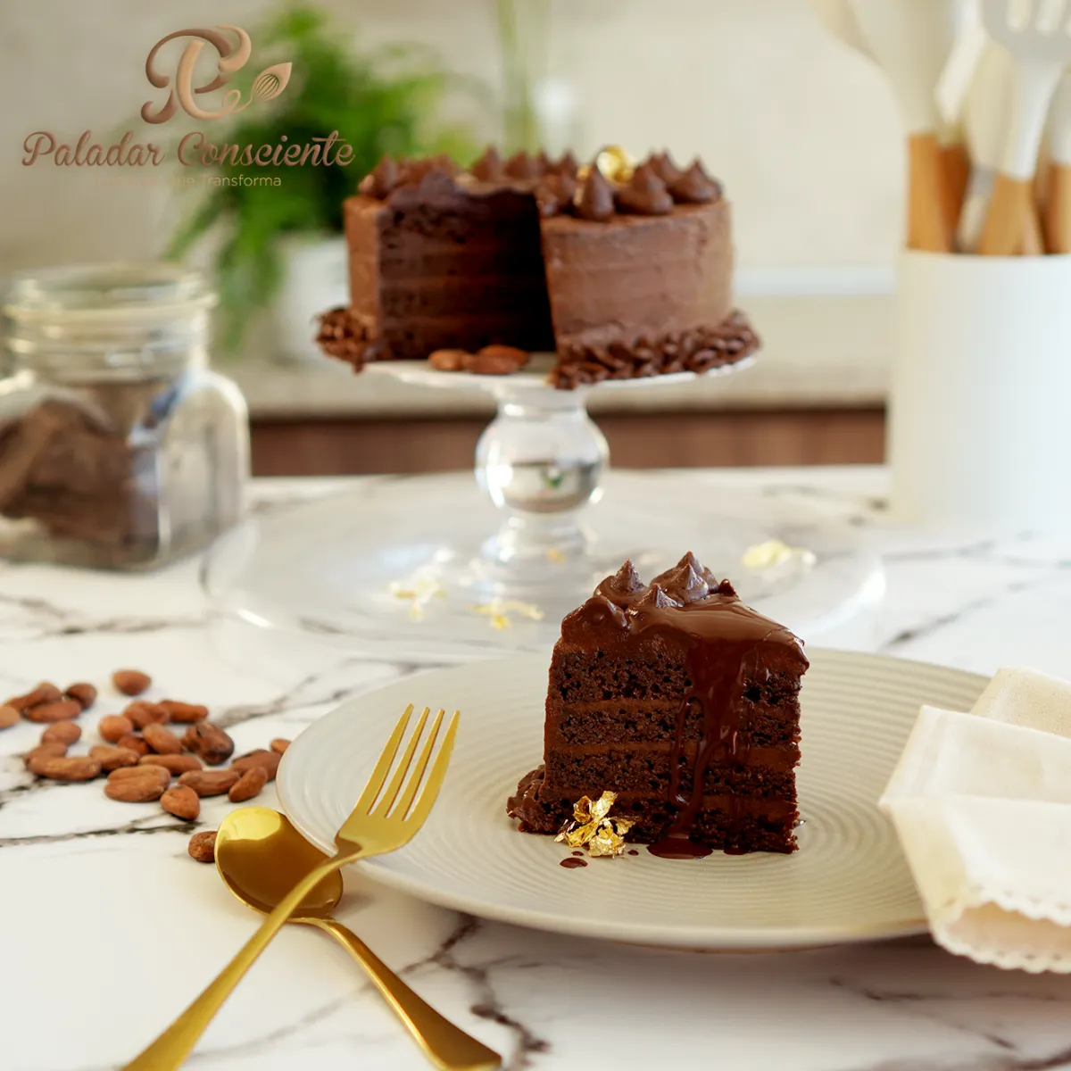 Persona preparando repostería saludable en cocina hogareña