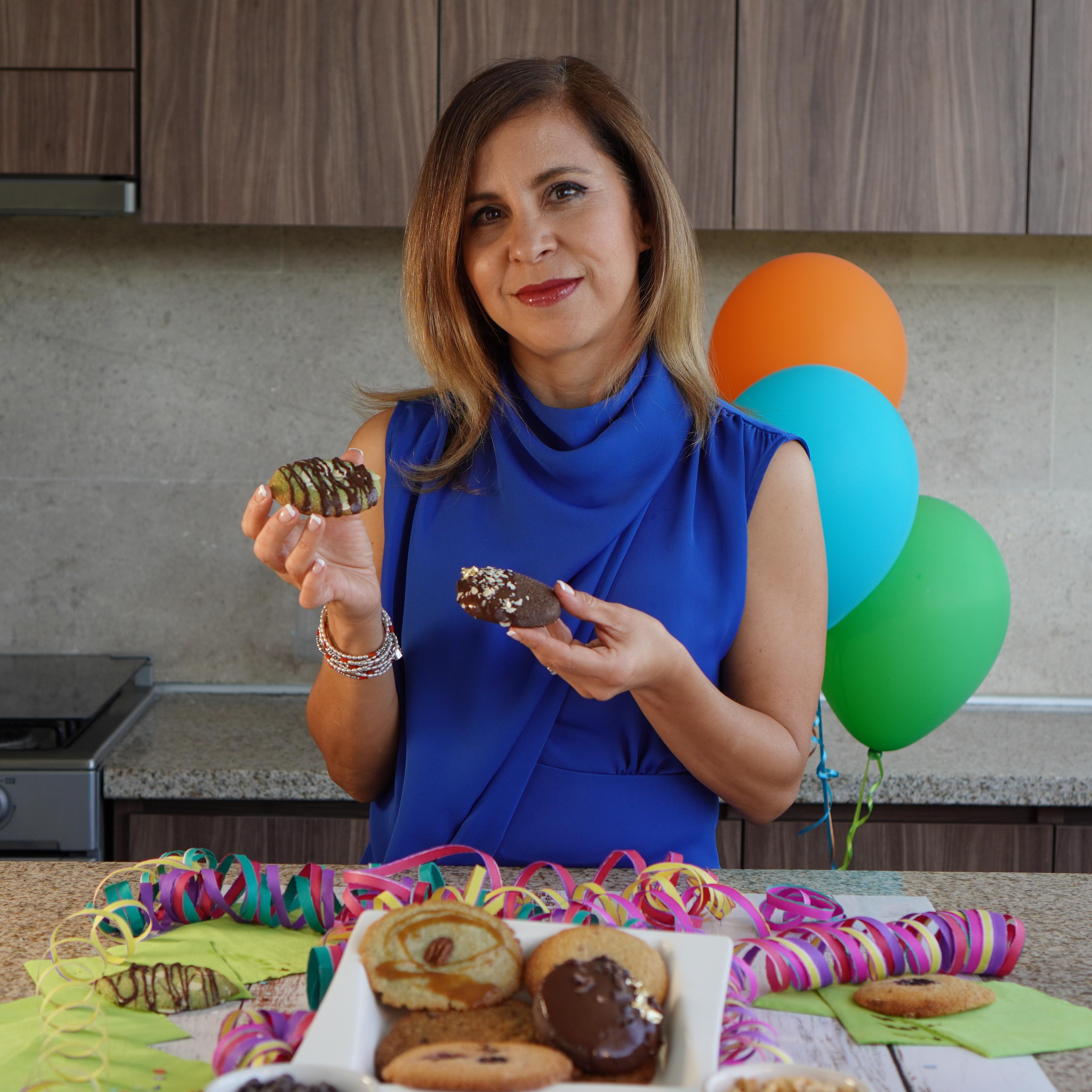 Persona sonriendo en cocina con mesa de postres saludables