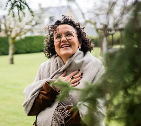 Nathalie Martin regardant vers le haut, souriante