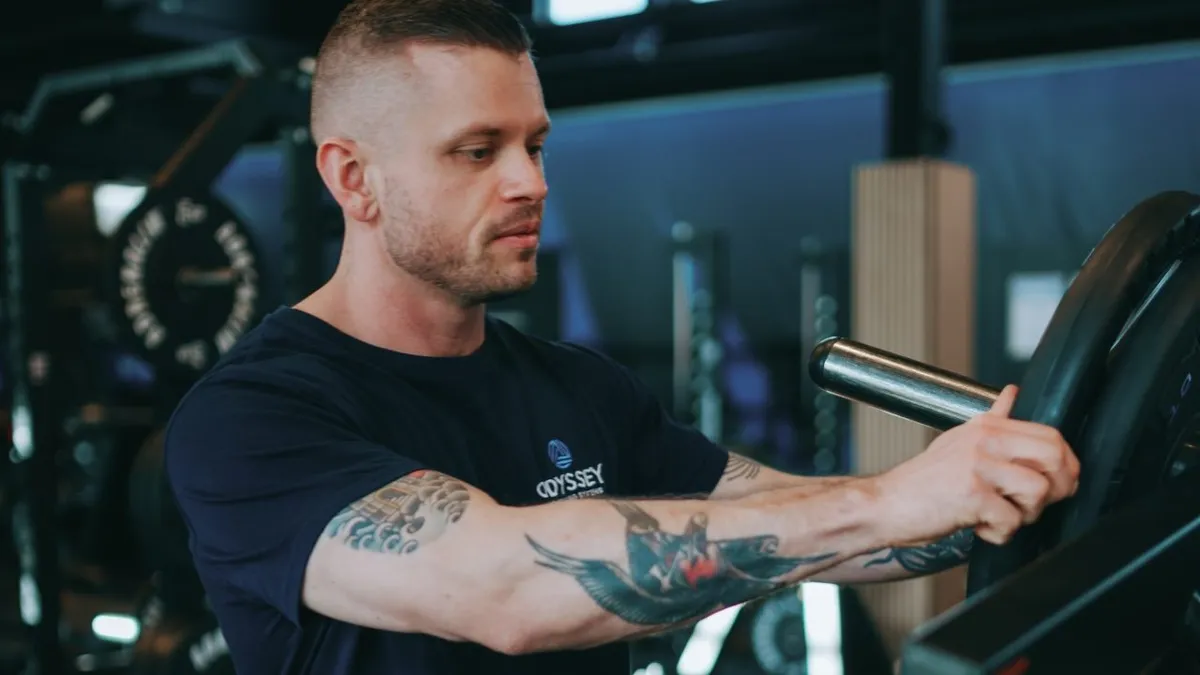 Johan Vesters training in the gym, for a post on what sobriety teaches about behaviour change and nutrition