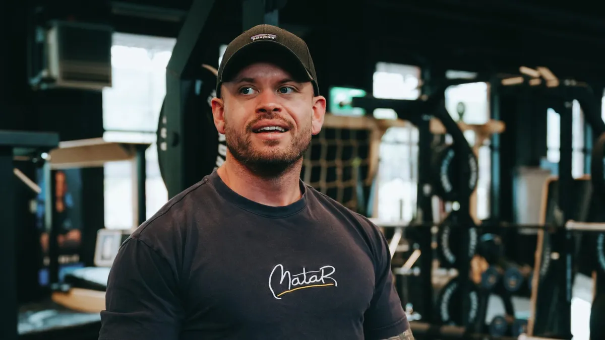 Johan Vesters in a cap talking in the gym, for a post on healthy holiday eating, diet breaks and the festive dinners