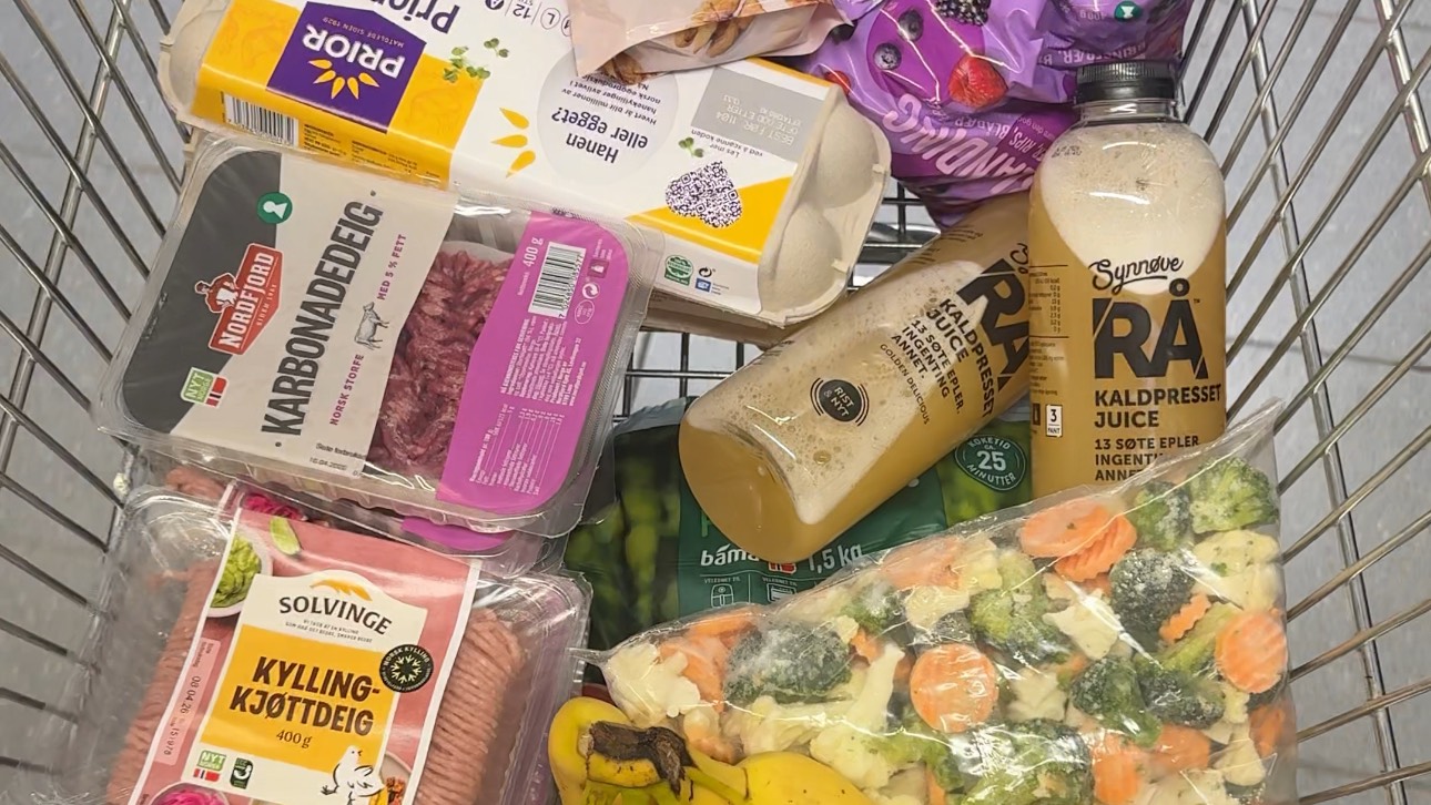 A grocery cart with high-protein foods: eggs, lean beef mince, chicken mince, frozen vegetables, and fruit