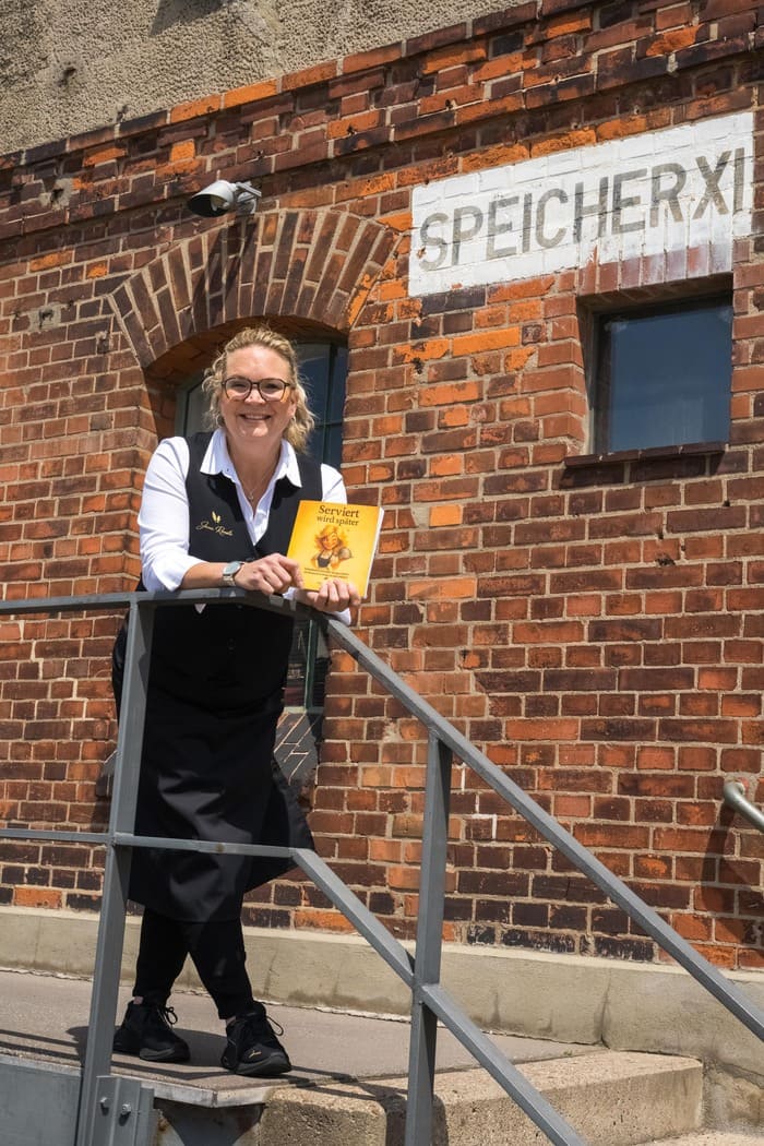 Stimmungsvolles Foto von Jana beim Lesen